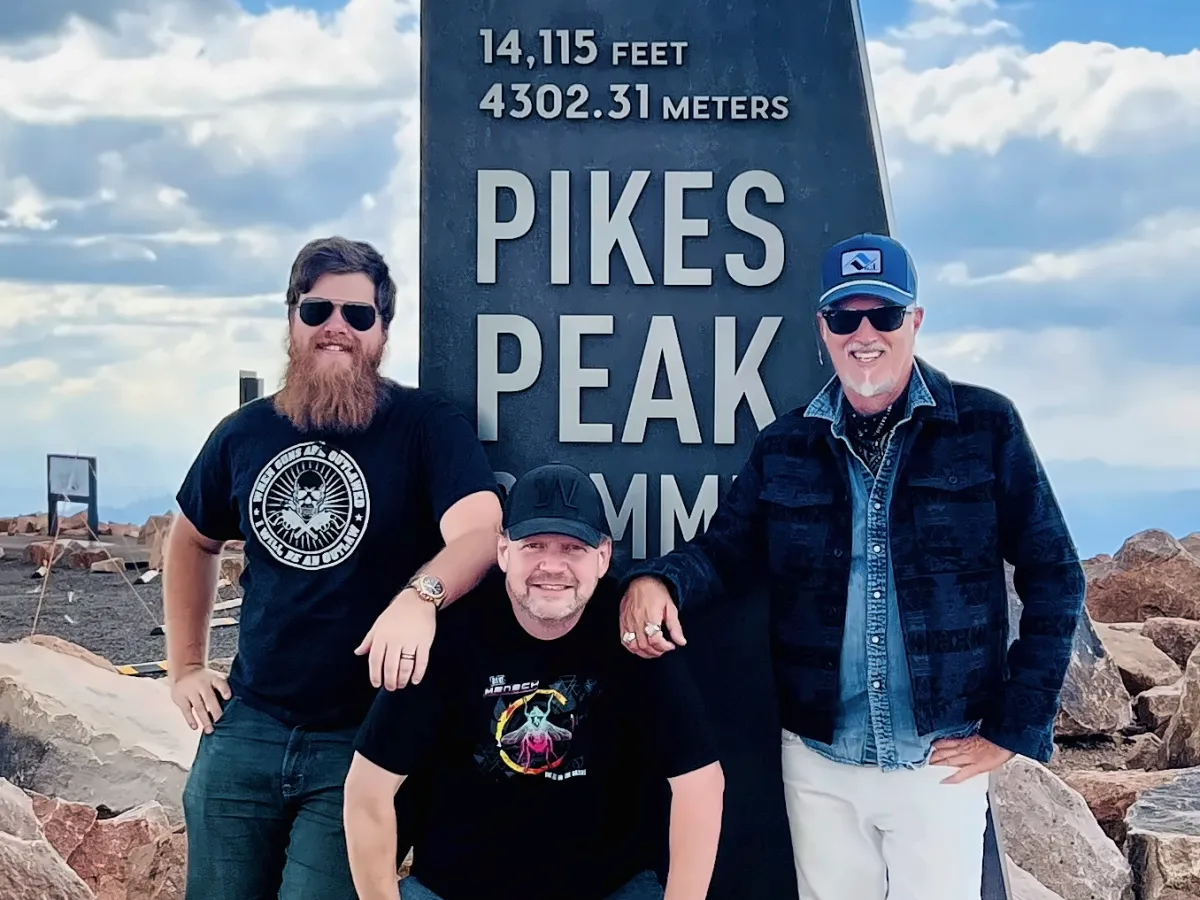 Richard Easterling with Ryan and Steven of Kik Tracee and Zen From Mars at the Pikes Peak summit sign